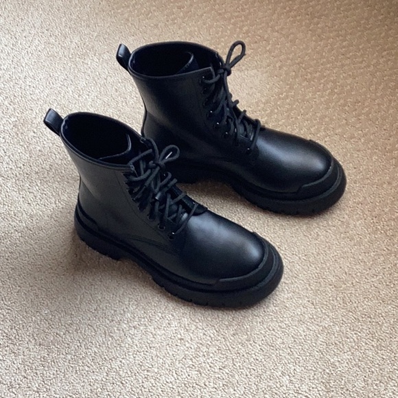 🥾 Boots - Picture 2 of 9